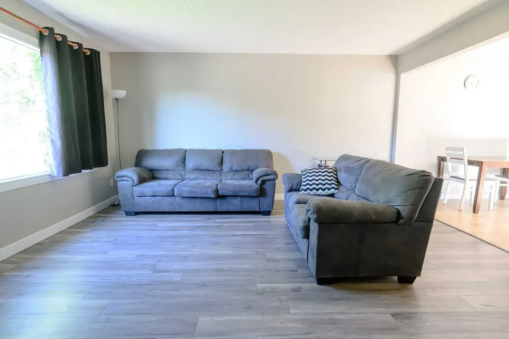 9413 123 Avenue Grande Prairie AB T8V5Y4