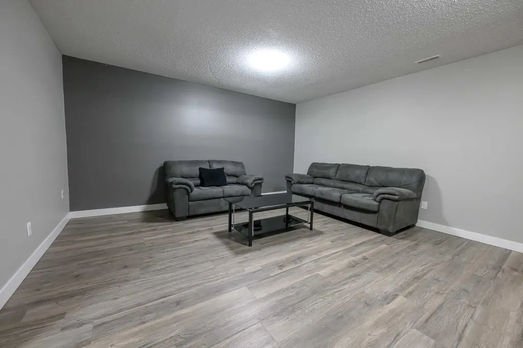 9413 123 Avenue Grande Prairie AB T8V5Y4