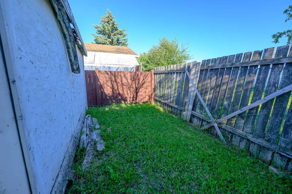 9413 123 Avenue Grande Prairie AB T8V5Y4