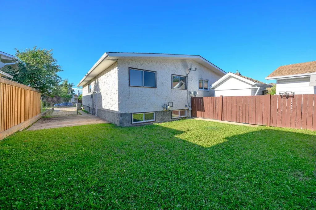 9413 123 Avenue Grande Prairie AB T8V5Y4