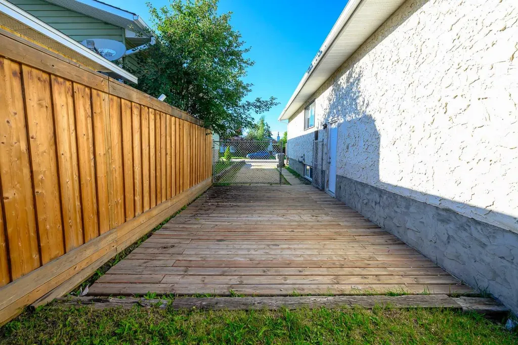 9413 123 Avenue Grande Prairie AB T8V5Y4