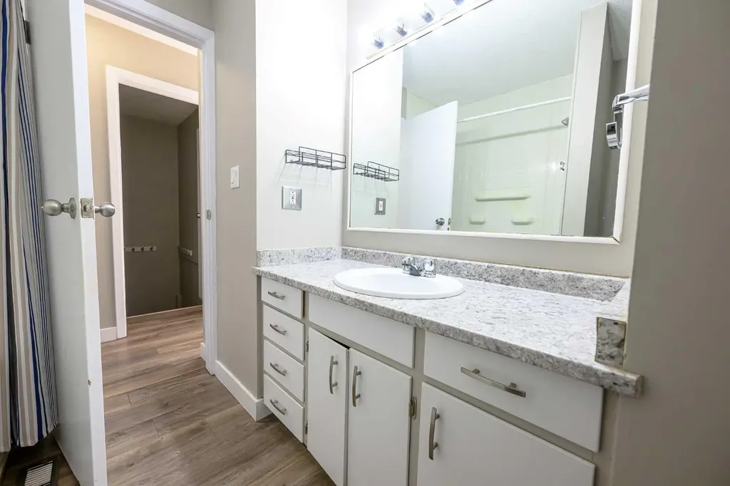 9413 123 Avenue Grande Prairie AB T8V5Y4