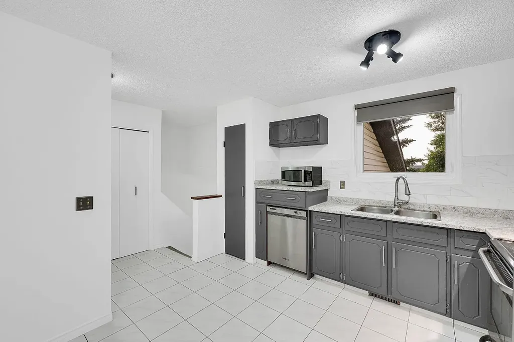 3614 39 Street NE Calgary AB T1Y 5H6