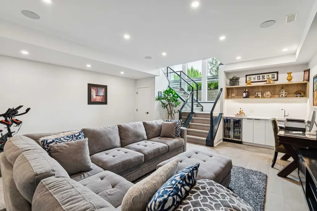 2435 29 Avenue SW Calgary AB T2T 1P1