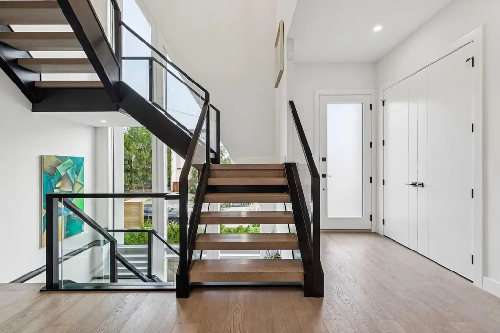 2435 29 Avenue SW Calgary AB T2T 1P1