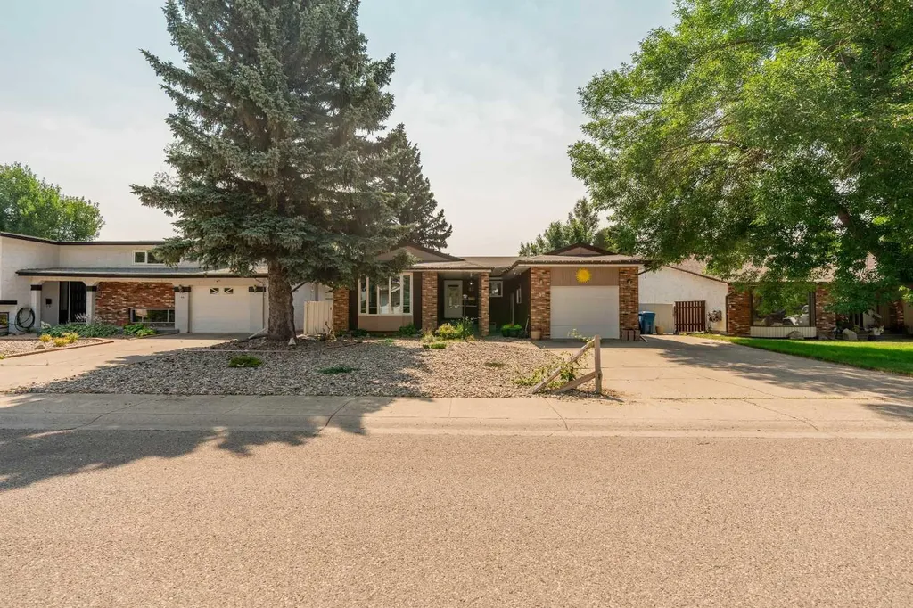 42 Honeysuckle Road N Lethbridge AB T1H 4J9