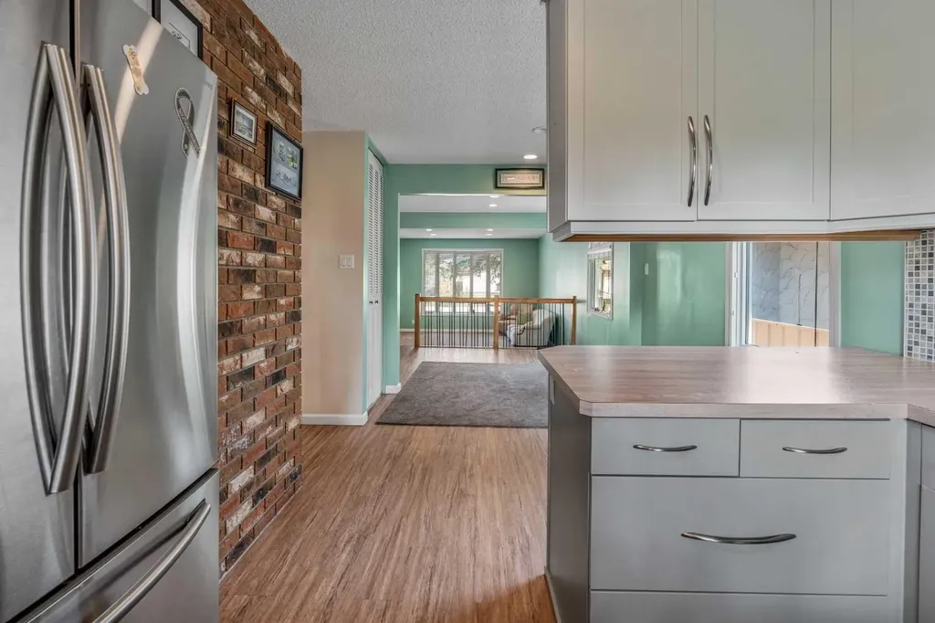 42 Honeysuckle Road N Lethbridge AB T1H 4J9