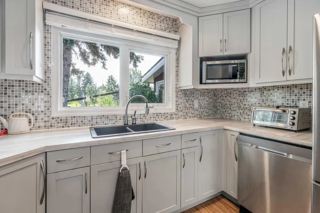 42 Honeysuckle Road N Lethbridge AB T1H 4J9