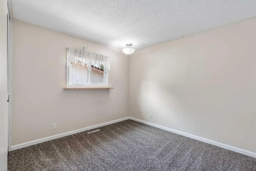 42 Honeysuckle Road N Lethbridge AB T1H 4J9