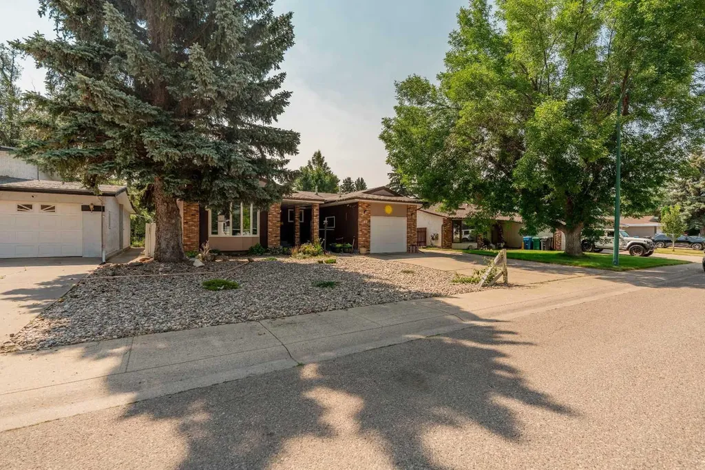 42 Honeysuckle Road N Lethbridge AB T1H 4J9