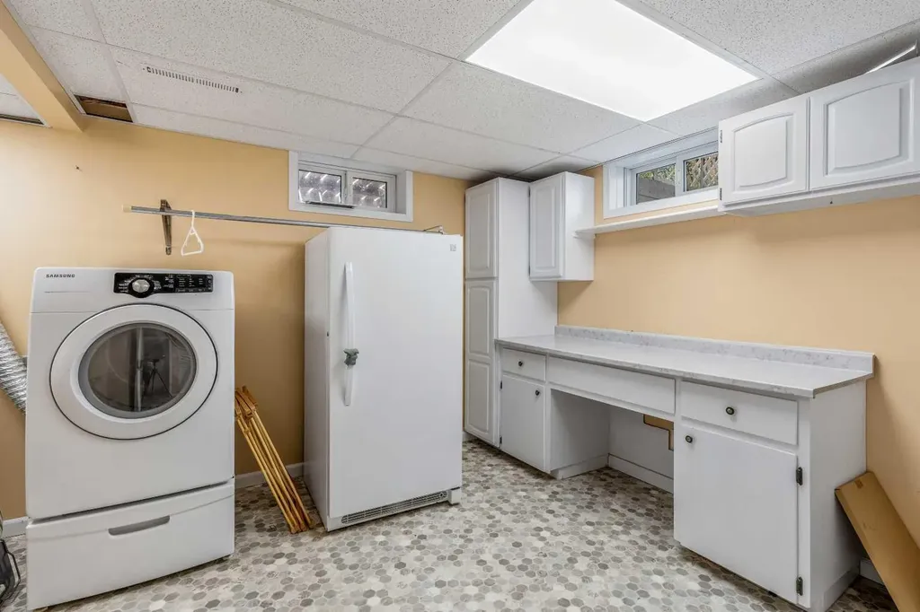 42 Honeysuckle Road N Lethbridge AB T1H 4J9