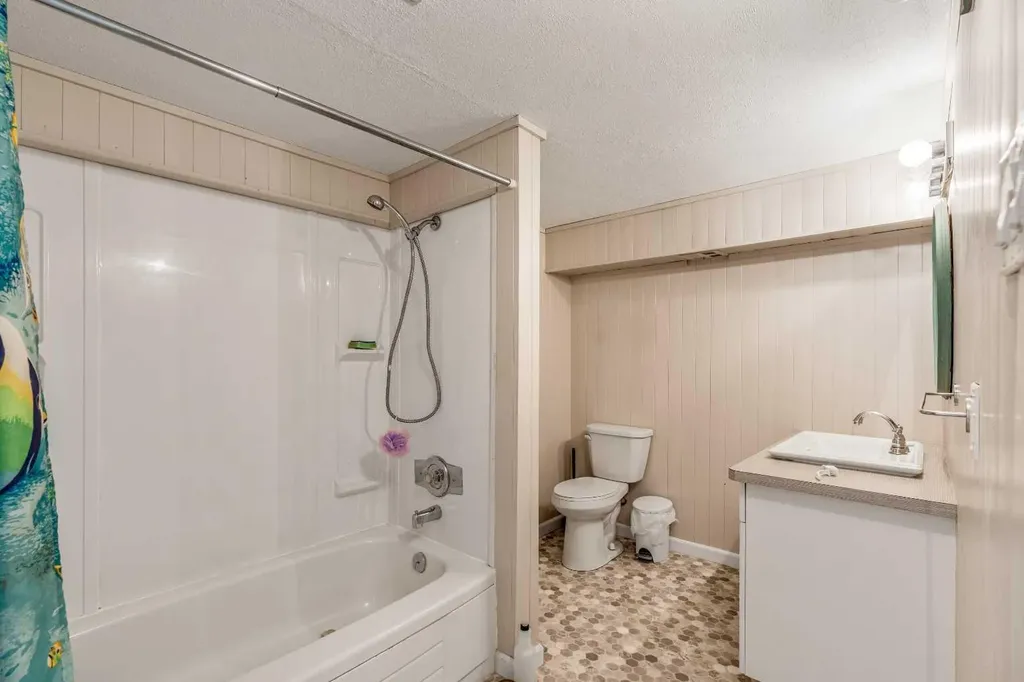 42 Honeysuckle Road N Lethbridge AB T1H 4J9