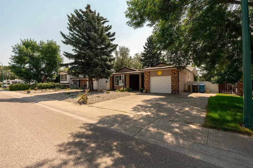 42 Honeysuckle Road N Lethbridge AB T1H 4J9