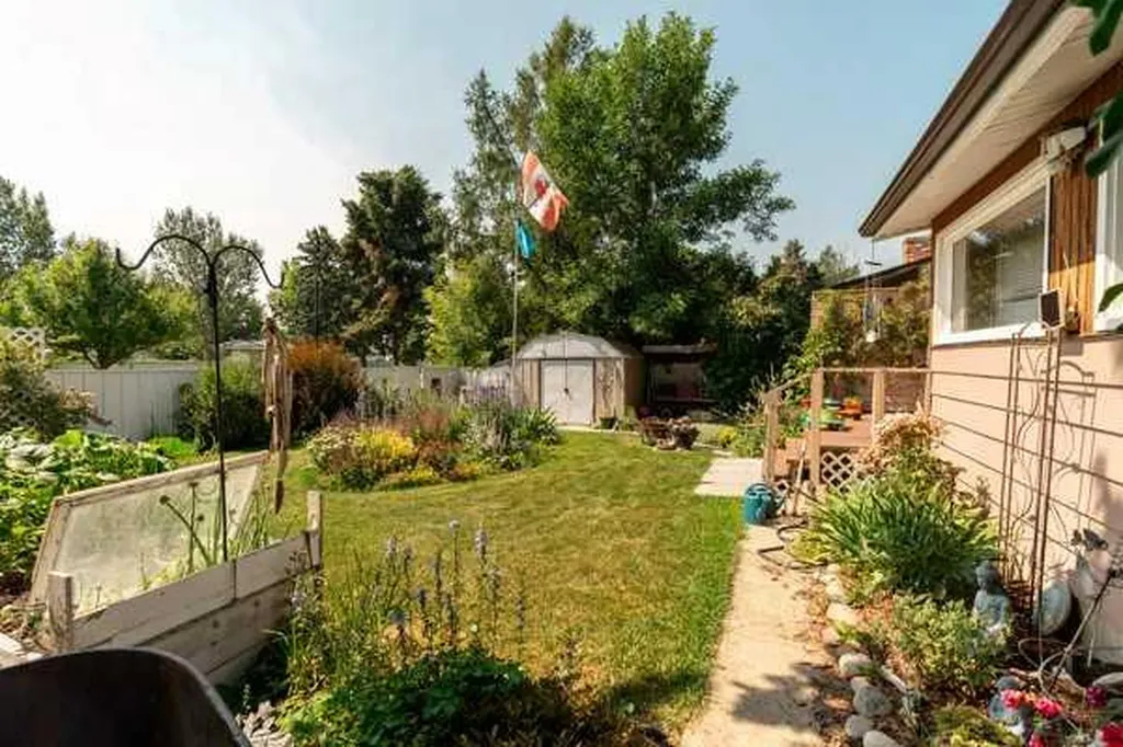 42 Honeysuckle Road N Lethbridge AB T1H 4J9