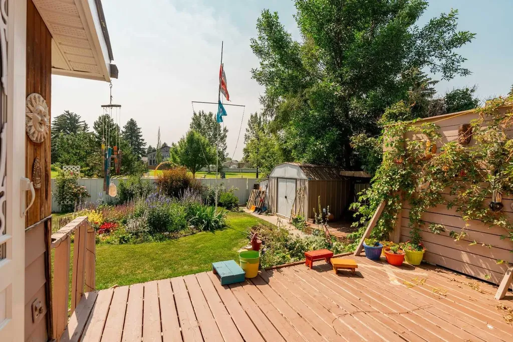 42 Honeysuckle Road N Lethbridge AB T1H 4J9