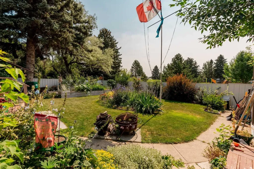 42 Honeysuckle Road N Lethbridge AB T1H 4J9