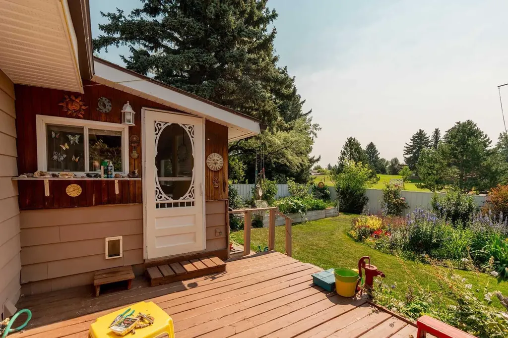 42 Honeysuckle Road N Lethbridge AB T1H 4J9