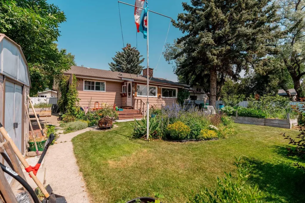 42 Honeysuckle Road N Lethbridge AB T1H 4J9