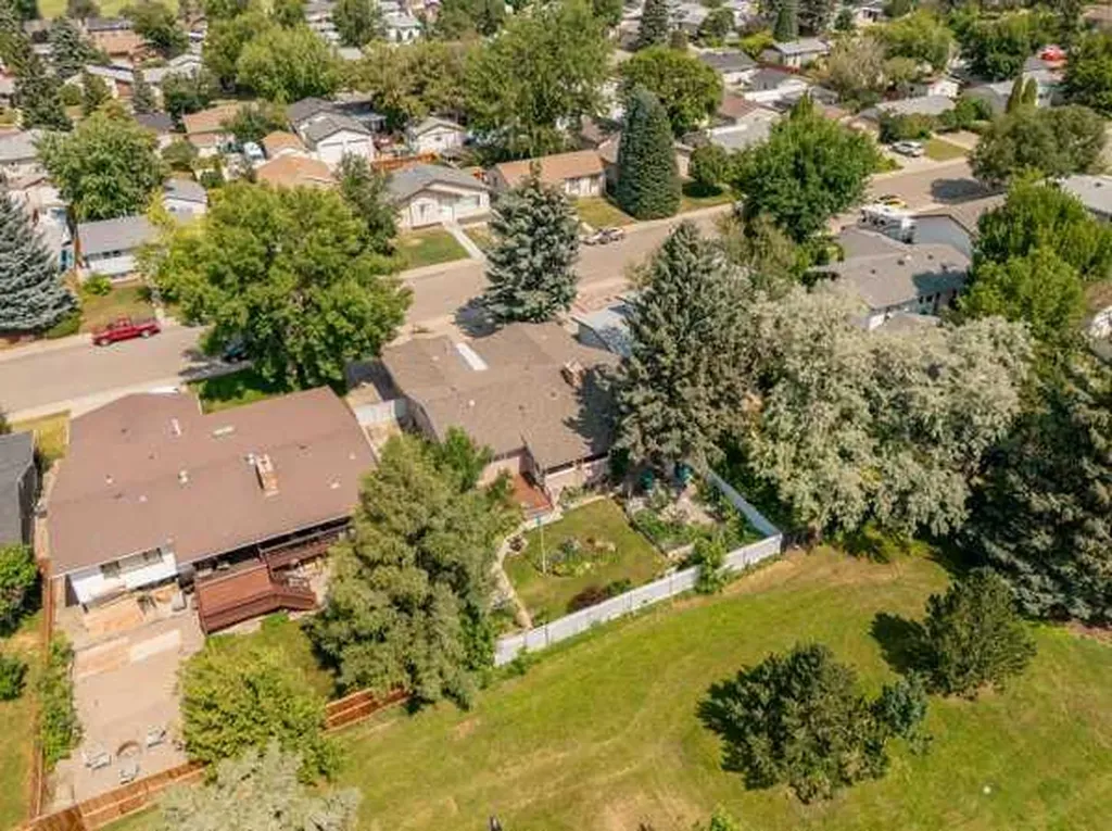 42 Honeysuckle Road N Lethbridge AB T1H 4J9