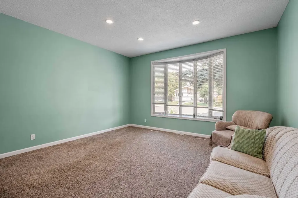 42 Honeysuckle Road N Lethbridge AB T1H 4J9
