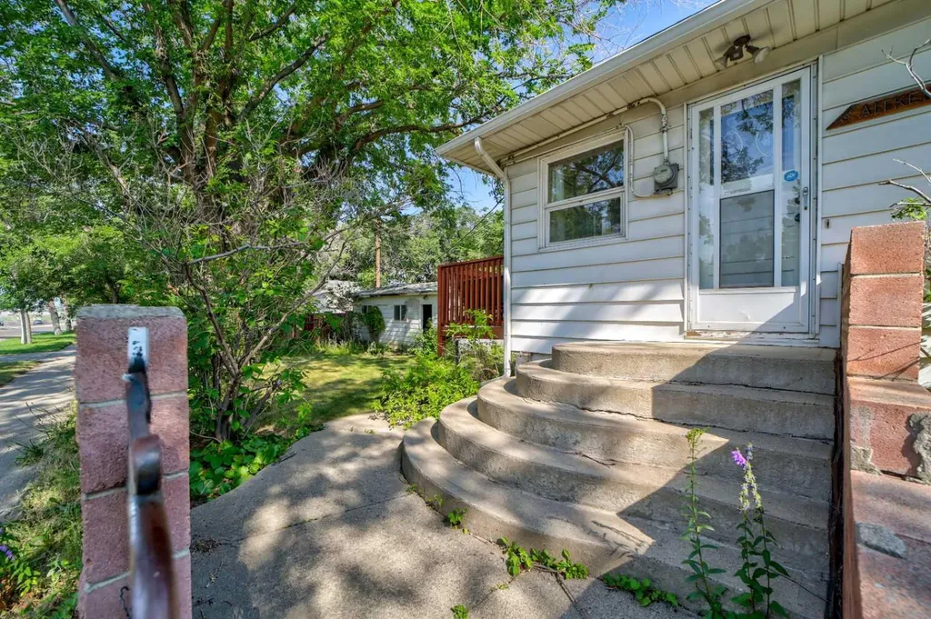 1138 12b Street S Lethbridge AB T1K 1S2