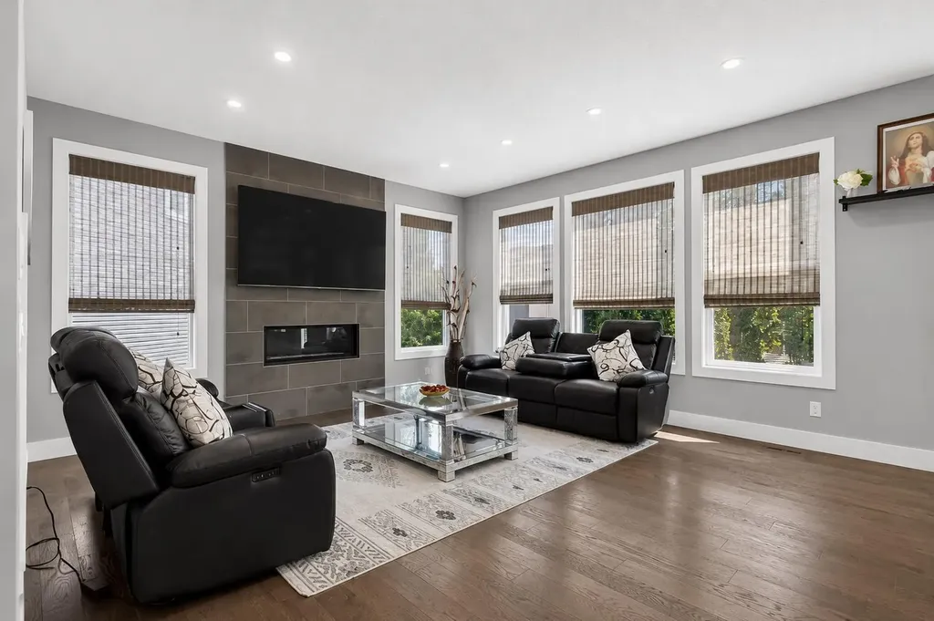 108 Kinniburgh Close Chestermere AB T1X 0R8