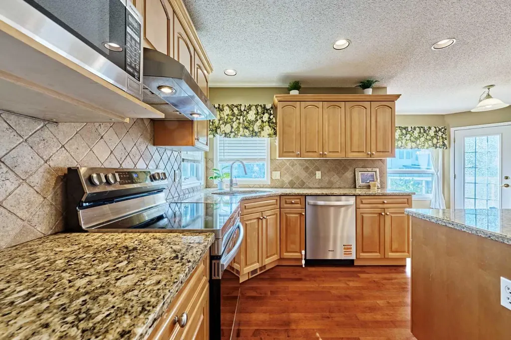 46 Hampstead Manor NW Calgary AB T3A 6A2