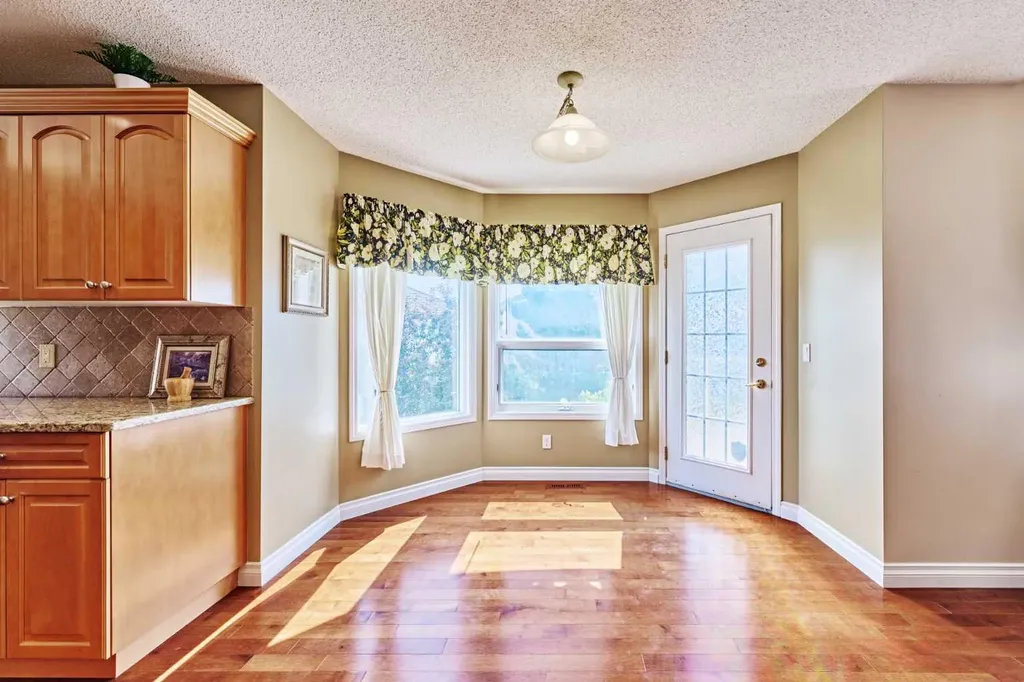 46 Hampstead Manor NW Calgary AB T3A 6A2