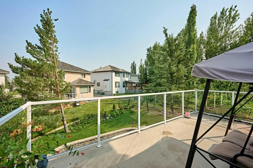 46 Hampstead Manor NW Calgary AB T3A 6A2