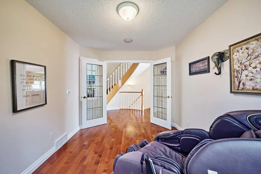 46 Hampstead Manor NW Calgary AB T3A 6A2