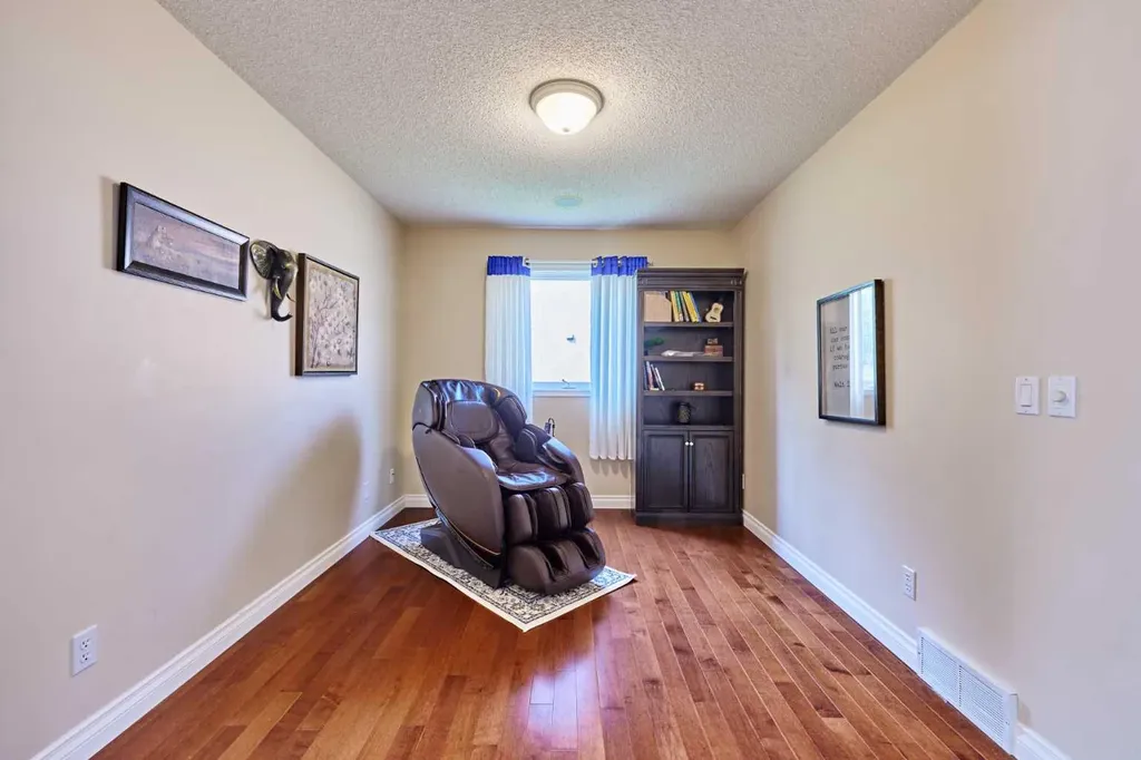 46 Hampstead Manor NW Calgary AB T3A 6A2