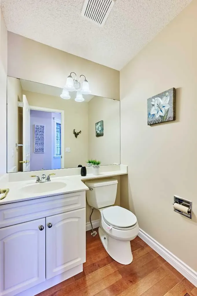 46 Hampstead Manor NW Calgary AB T3A 6A2