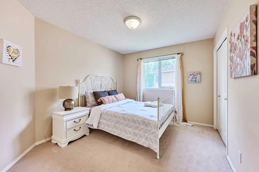 46 Hampstead Manor NW Calgary AB T3A 6A2