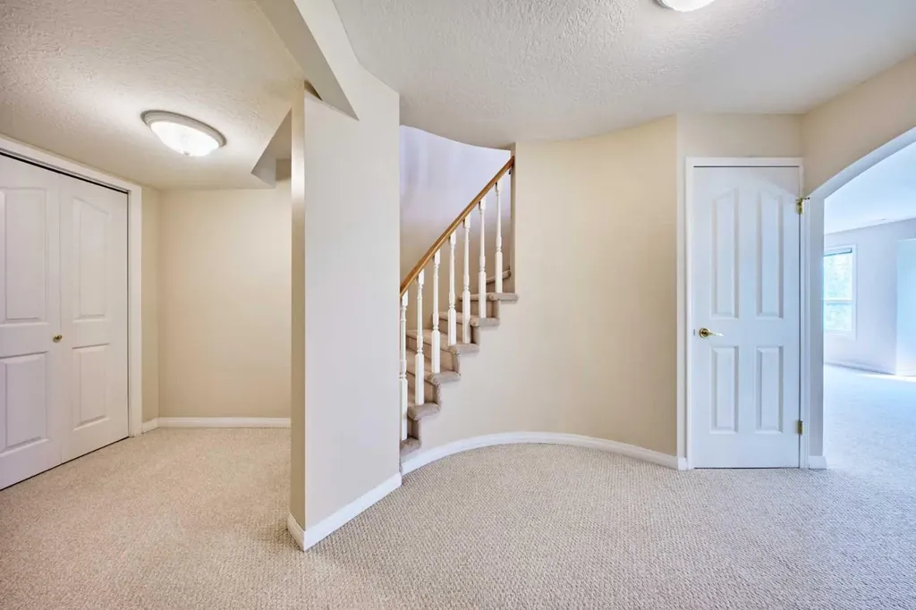 46 Hampstead Manor NW Calgary AB T3A 6A2