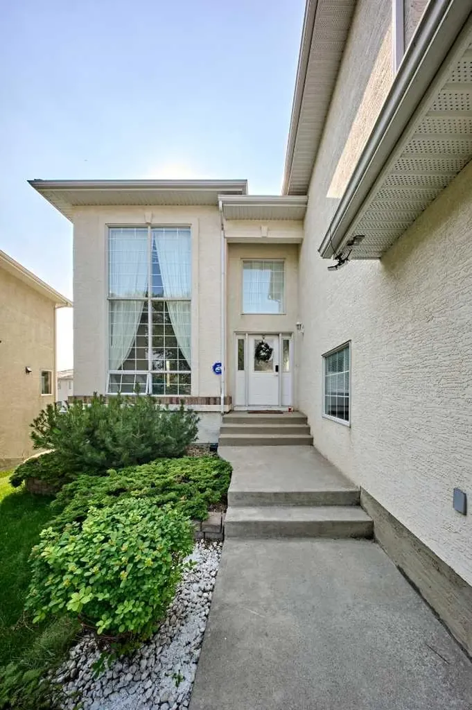 46 Hampstead Manor NW Calgary AB T3A 6A2