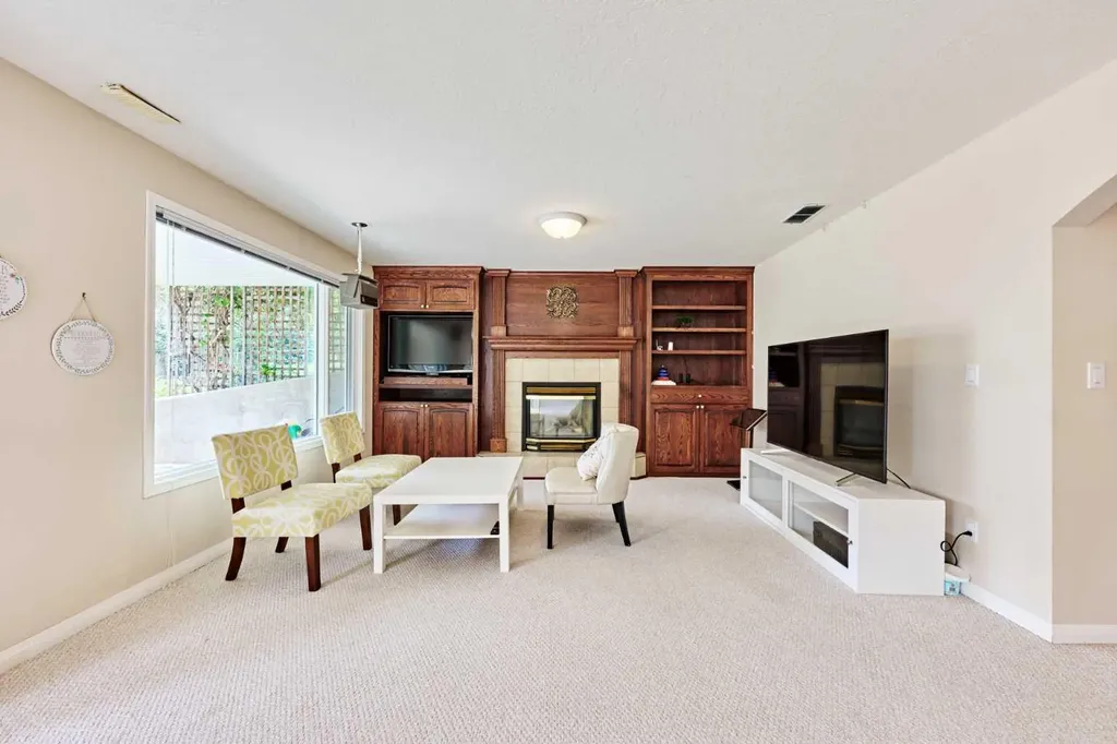 46 Hampstead Manor NW Calgary AB T3A 6A2