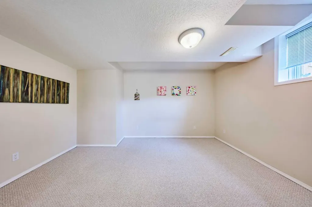 46 Hampstead Manor NW Calgary AB T3A 6A2
