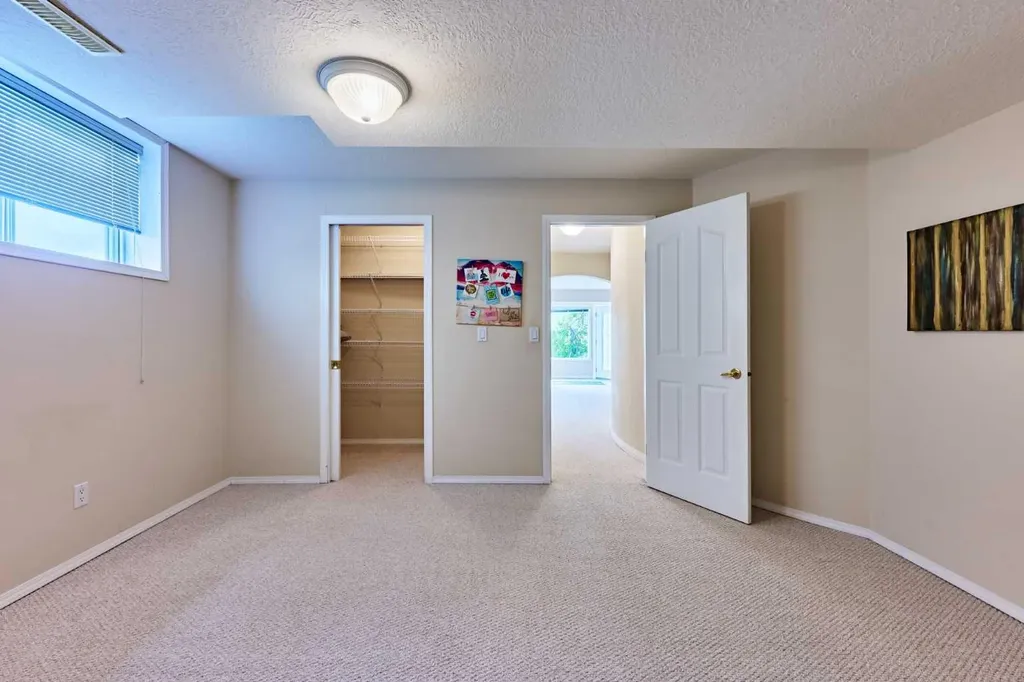 46 Hampstead Manor NW Calgary AB T3A 6A2