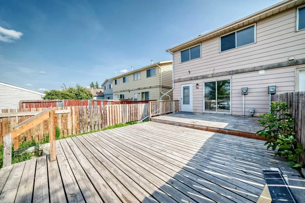 96 Erin Woods Boulevard SE Calgary AB t2b 2r1