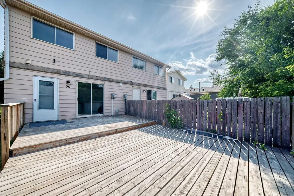 96 Erin Woods Boulevard SE Calgary AB t2b 2r1
