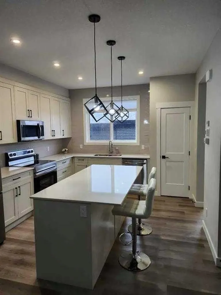 24 Silverton Glen Green SW Calgary AB T2X5B8