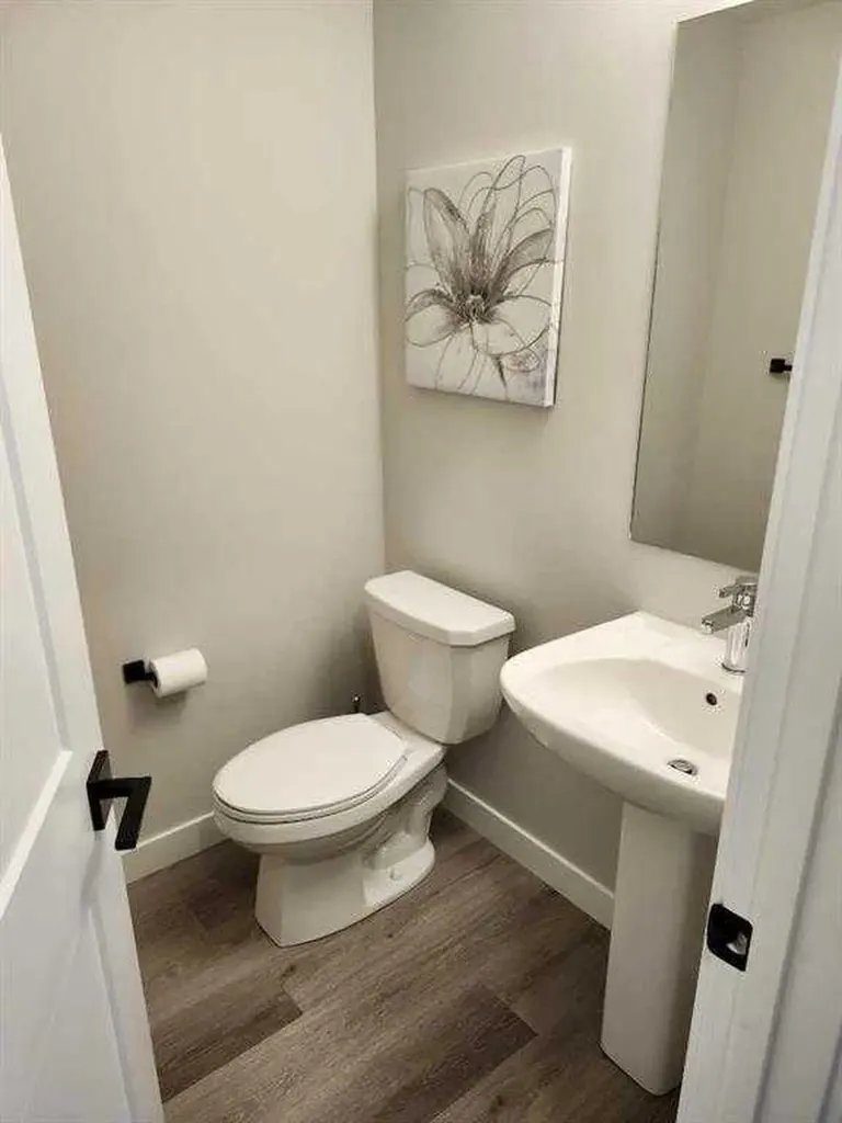 24 Silverton Glen Green SW Calgary AB T2X5B8