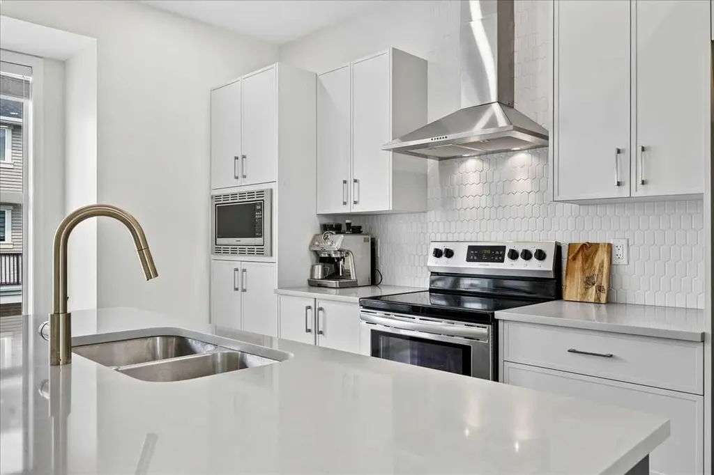 435 South Point Lane SW Airdrie AB T4B 5G8
