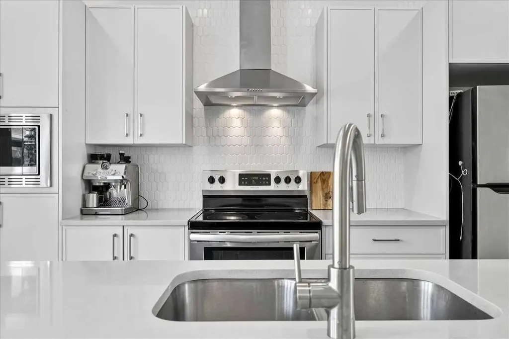 435 South Point Lane SW Airdrie AB T4B 5G8