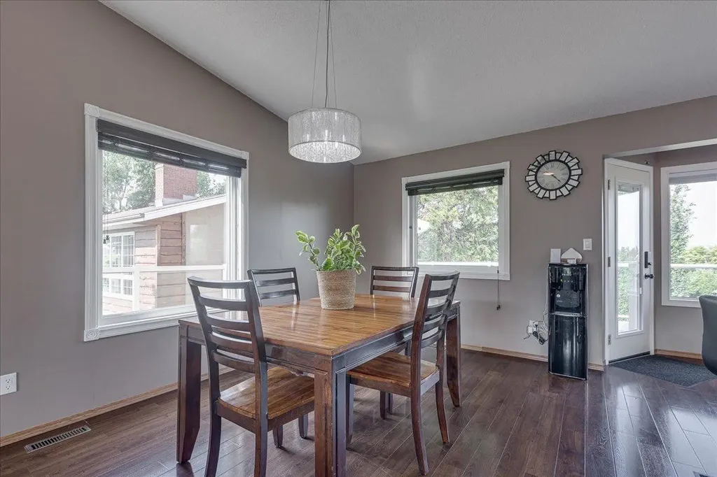 3908 39 Street Close Ponoka AB T4J 1A9