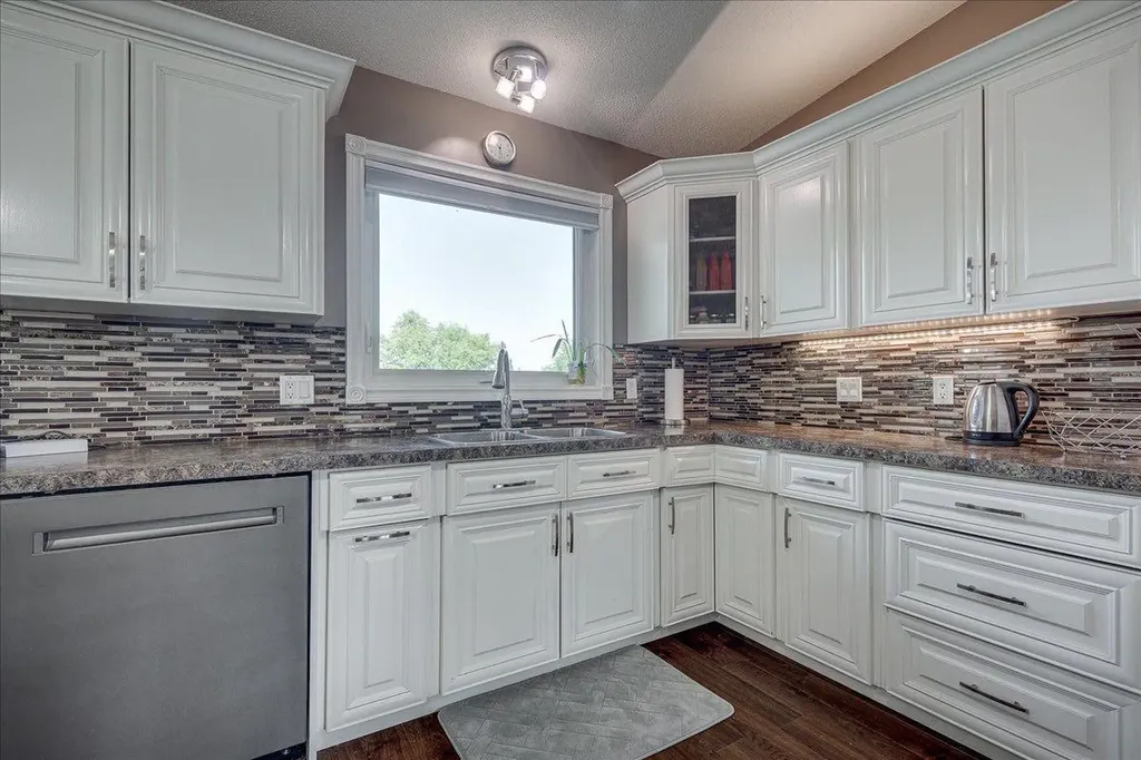 3908 39 Street Close Ponoka AB T4J 1A9