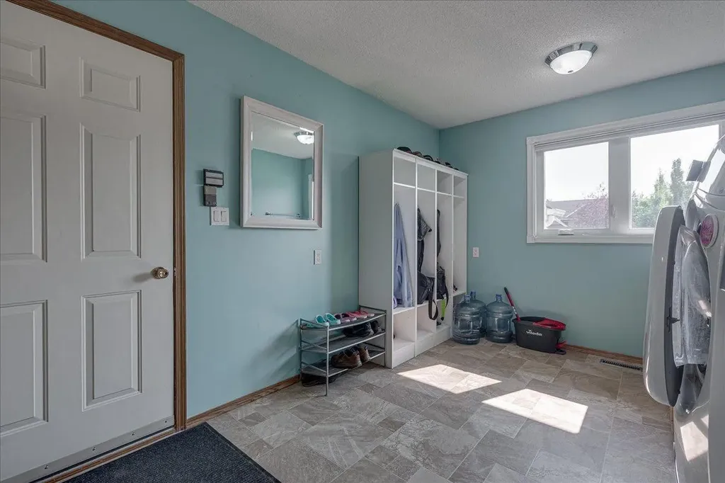 3908 39 Street Close Ponoka AB T4J 1A9