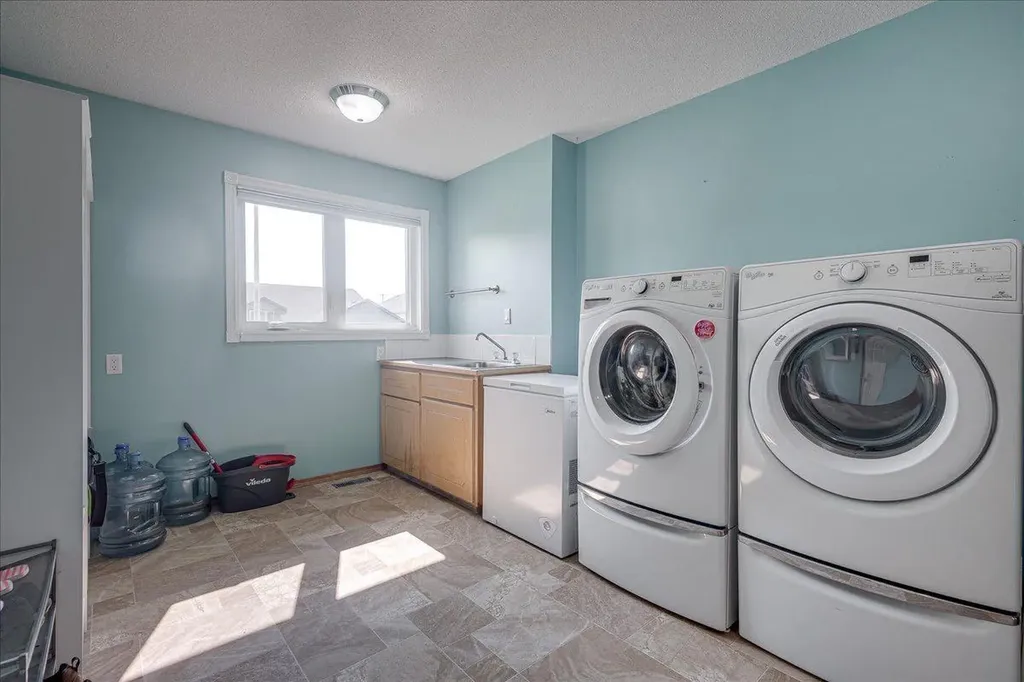 3908 39 Street Close Ponoka AB T4J 1A9