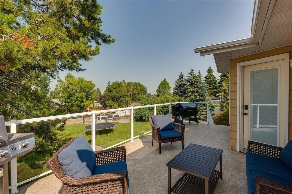 3908 39 Street Close Ponoka AB T4J 1A9
