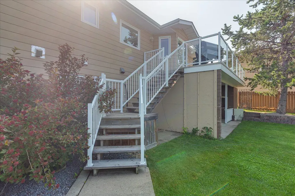 3908 39 Street Close Ponoka AB T4J 1A9